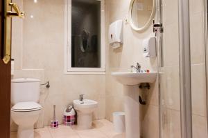 uma casa de banho com um WC e um lavatório em Pension Teresa em Calahorra