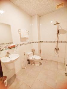 A bathroom at Quoc Dung Hotel