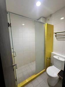 ein Bad mit einem WC und einer Glasdusche in der Unterkunft Cozy 3BD Home w AC & Netflix in Geutieue
