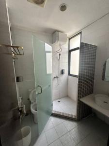 GeutieueにあるCozy 3BD Home w AC & Netflixのバスルーム(シャワー、トイレ、シンク付)