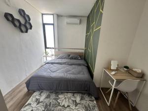 um pequeno quarto com uma cama e uma secretária em Cozy 3BD Home w AC & Netflix em Geutieue