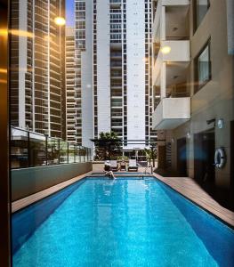 una gran piscina en un edificio con edificios altos en CBD Central - 1BDR Apt - Sleeps 6 - Sebel 4 Star Resort en Brisbane