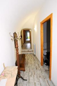 pasillo con suelo de madera y habitación con mesa en Ferienwohnung für 7 Personen ca 100 qm in Ventimiglia, Italienische Riviera Italienische Westküste, en Ventimiglia