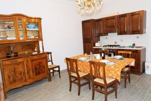 eine Küche mit einem Tisch und Stühlen sowie eine Küche mit einem Herd in der Unterkunft Ferienwohnung für 7 Personen ca 100 m in Ventimiglia, Italienische Riviera Italienische Westküste in Ventimiglia