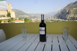 una botella de vino sentada en una mesa con dos copas en Ferienwohnung für 7 Personen ca 100 qm in Ventimiglia, Italienische Riviera Italienische Westküste, en Ventimiglia