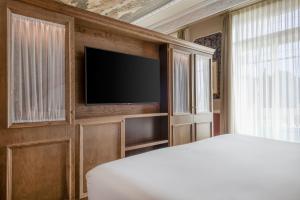 TV a/nebo společenská místnost v ubytování Hotel Palacio del Retiro, Autograph Collection
