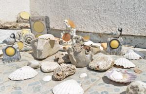 a group of shells and figurines on a table at Ferienwohnung für 3 Personen ca 32 qm in Sijana, Istrien Istrische Riviera in Pula