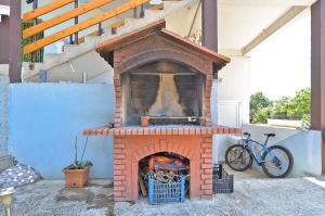 a brick pizza oven with a bike next to it at Ferienwohnung für 3 Personen ca 32 qm in Sijana, Istrien Istrische Riviera in Pula