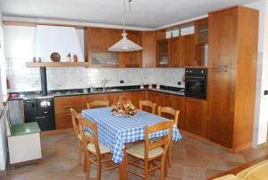 Kitchen o kitchenette sa Ferienwohnung für 6 Personen ca 150 qm in San Gregorio nelle Alpi, Dolomiten