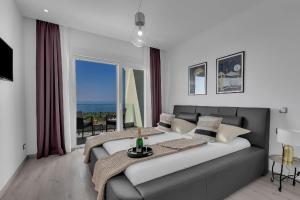 - une chambre avec un grand lit et une vue sur l'océan dans l'établissement Ferienhaus mit Privatpool für 8 Personen ca 340 qm in Makarska, Dalmatien Mitteldalmatien, à Makarska
