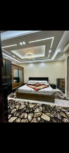 sypialnia z dużym łóżkiem w pokoju w obiekcie شالية VIP باهرامات بورتو السخنة w mieście Ajn Suchna