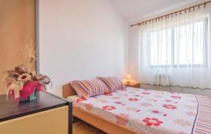 een slaapkamer met een bed, een dressoir en een raam bij Ferienwohnung für 3 Personen ca 34 qm in Valbandon, Istrien Istrische Riviera in Valbandon