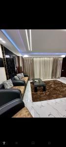 Sala de estar con sofás y mesa de centro en شالية VIP باهرامات بورتو السخنة en Ain Sokhna