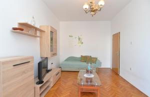 ein Wohnzimmer mit einem Sofa, einem TV und einem Tisch in der Unterkunft Studio für 4 Personen ca 65 qm in Peroj, Istrien Istrische Riviera in Peroj