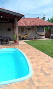 - une piscine en face d'une maison dans l'établissement Recanto São Gabriel Socorro/SP chácara com linda Vista, à Socorro