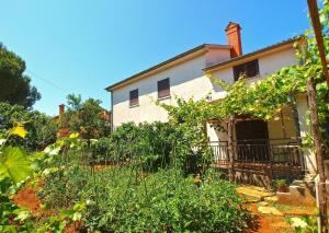 una casa con una recinzione di fronte di Ferienwohnung für 5 Personen ca 70 qm in Fažana, Istrien Istrische Riviera a Valbandon