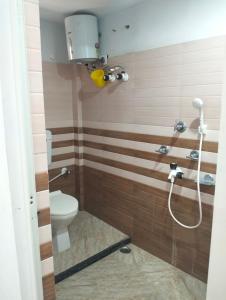 uma casa de banho com um WC e um chuveiro em Motel Day Night Resort em Mādāri Hāt