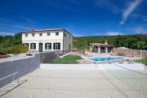 une grande maison blanche avec une piscine dans l'établissement Ferienhaus mit Privatpool für 9 Personen ca 200 qm in Stanišovi, Istrien Bucht von Raša, à Koromačno