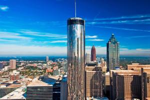 アトランタにあるThe Westin Peachtree Plaza, Atlantaの高層ビルのある街並み