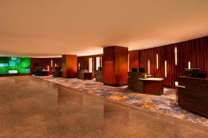 eine Lobby mit einem großen Zimmer mit Tischen und Stühlen in der Unterkunft The Westin Peachtree Plaza, Atlanta in Atlanta