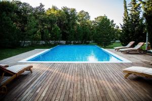 einen Pool auf einer Holzterrasse mit 2 Stühlen in der Unterkunft Ferienhaus mit Privatpool für 6 Personen ca 160 m in Rogocana, Istrien Bucht von Raša in Raša