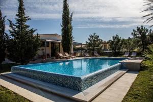einen Pool in einem Hof mit einem Resort in der Unterkunft Ferienhaus mit Privatpool für 6 Personen ca 160 m in Rogocana, Istrien Bucht von Raša in Raša