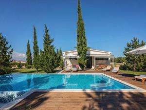 einen Pool in einem Hof mit einem Haus in der Unterkunft Ferienhaus mit Privatpool für 6 Personen ca 160 m in Rogocana, Istrien Bucht von Raša in Raša