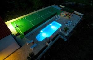 an overhead view of a pool and a tennis court at Ferienhaus mit Privatpool für 12 Personen ca 202 qm in Lovrec, Dalmatien Dalmatinisches Hinterland in Lovreć