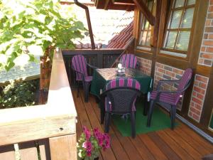 un patio con mesa y sillas en una terraza en Ferienwohnung Kribitz, en Hodenhagen