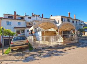 une maison avec une voiture garée devant elle dans l'établissement Ferienwohnung für 5 Personen ca 65 qm in Pula, Istrien Istrische Riviera, à Pula
