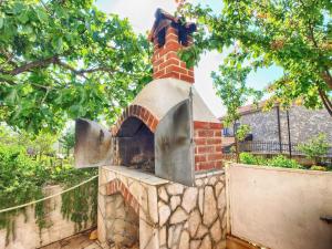 - un four en brique extérieur dans le jardin dans l'établissement Ferienwohnung für 5 Personen ca 65 qm in Pula, Istrien Istrische Riviera, à Pula