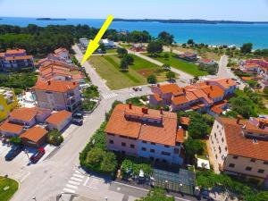 an aerial view of a town with houses and the ocean at Ferienwohnung für 3 Personen ca 20 qm in Fažana, Istrien Istrische Riviera in Fažana