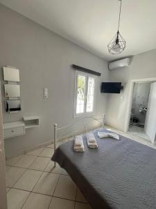 una camera da letto con un letto e due asciugamani di JET, luxury appartment 20m from the beach a Kinion