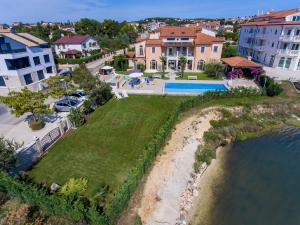eine Luftansicht eines Hauses neben dem Wasser in der Unterkunft Studio für 2 Personen ca 40 qm in Medulin, Istrien Südküste von Istrien - b54338 in Medulin