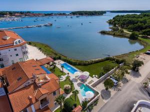 einem Luftblick auf einen Fluss mit einem Resort in der Unterkunft Studio für 2 Personen ca 40 qm in Medulin, Istrien Südküste von Istrien - b54338 in Medulin
