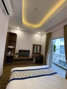 sypialnia z dużym łóżkiem i balkonem w obiekcie Vân Dương hotel w mieście Kon Von Kla