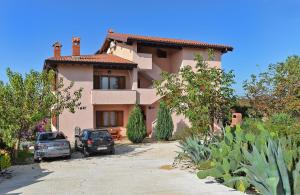 a house with two cars parked in front of it at Ferienwohnung für 5 Personen ca 80 qm in Bale, Istrien Istrische Riviera in Bale