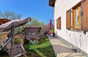 a garden with a table and chairs next to a building at Ferienwohnung für 5 Personen ca 80 qm in Bale, Istrien Istrische Riviera in Bale