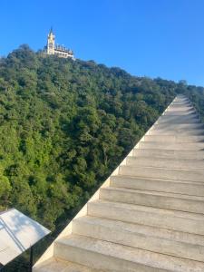 eine Treppe, die zu einem Gebäude auf einem Hügel führt in der Unterkunft Thung Lũng Tình Yêu Homestay Tam Đảo in Vĩnh Phúc