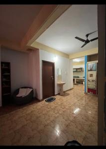 uma sala de estar com uma cama e uma mesa em Serviced apartment with WiFi parking kitchen etc em Bangalore