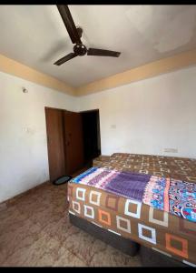 um quarto com uma cama e uma ventoinha de tecto em Serviced apartment with WiFi parking kitchen etc em Bangalore