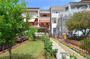 ein Apartmenthaus mit einem Garten davor in der Unterkunft Studio für 2 Personen ca 33 qm in Pula, Istrien Istrische Riviera in Pula