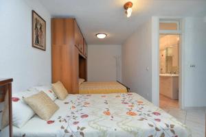 1 Schlafzimmer mit einem großen Bett und einem Badezimmer in der Unterkunft Studio für 2 Personen ca 33 qm in Pula, Istrien Istrische Riviera in Pula