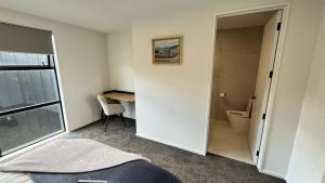 基督城的住宿－CBD Luxury 2 Bedroom Retreat，一间卧室配有一张床,浴室设有卫生间