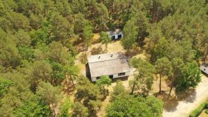 uma vista superior de uma casa na floresta em Ferienwohnung für 2 Personen 2 Kinder ca 100 qm in Havelaue-Parey, Havelland 