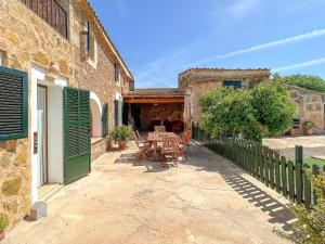 eine Terrasse mit einem Tisch und Stühlen neben einem Gebäude in der Unterkunft Ferienhaus mit Privatpool für 6 Personen ca 110 m in Campos, Mallorca Südküste von Mallorca in Campos
