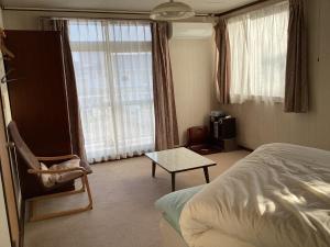 Ichihara的住宿－Ichihara City - House - Vacation STAY 15268，一间卧室配有一张床、一把椅子和一张桌子