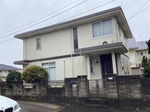 una casa blanca con una valla delante en Ichihara City - House - Vacation STAY 15268, en Ichihara