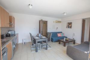 eine Küche und ein Wohnzimmer mit einem Sofa und einem Tisch in der Unterkunft Studio für 3 Personen ca 1 qm in Agia Napa, Südküste von Zypern - b59036 in Ayia Napa