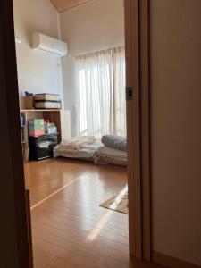 een kamer met een slaapkamer met een bed en een raam bij ichihara homestay-stay with Japanese family - Vacation STAY 15787 in Ichihara